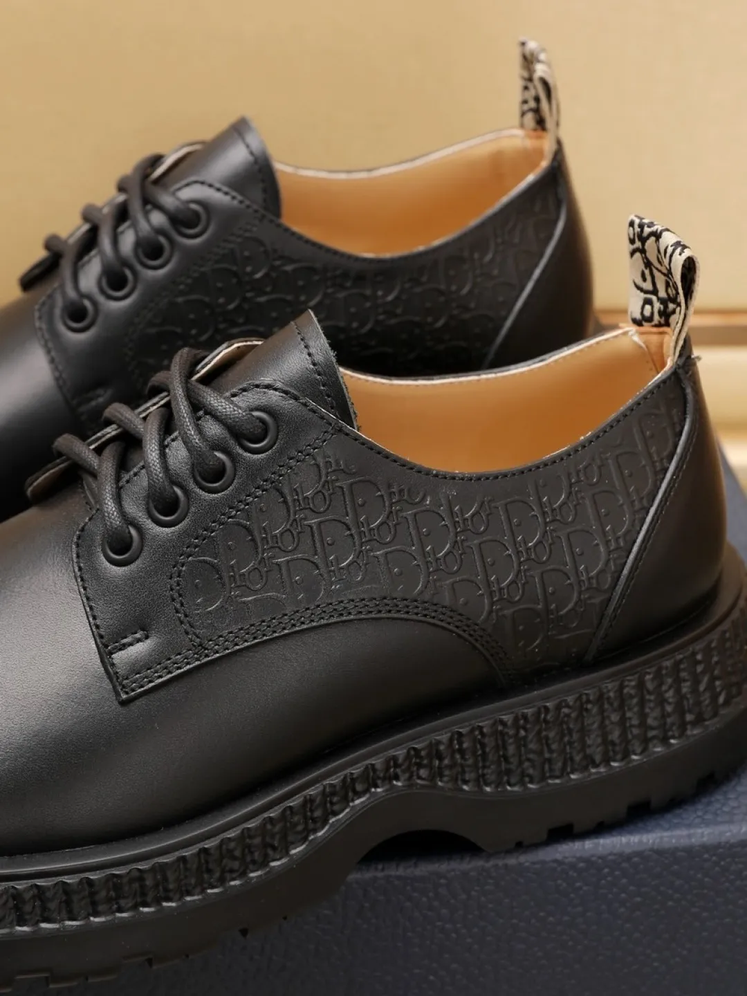 Factory P500💰Dior Buffalo's new low-top Derby casual leather shoes, a new product in the 2024 spring men's series, ideally combine unconventional characteristic elements with Dior's high-end aesthetic style. The original first-grain calfskin upper features side panels with a tonal debossed Oblique print, and the chunky rubber sole showcases a crepe-effect design. Styled with wide leather laces and Oblique-printed rear pull tabs, they add a modern touch to any look. Practical and stylish, it can be easily paired with a variety of casual looks. Size: 38-44 (45 customized)